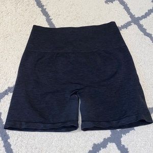 ALPHALETE BLACK SIZE M SCRUNCH BUM SHORTS !!